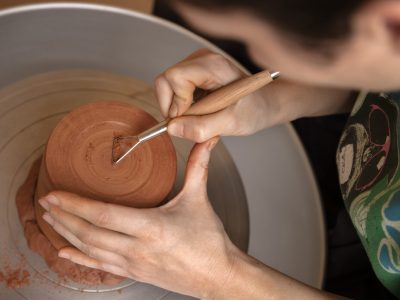 artisan-de-poterie-dans-le-studio-creant-la-ceramique